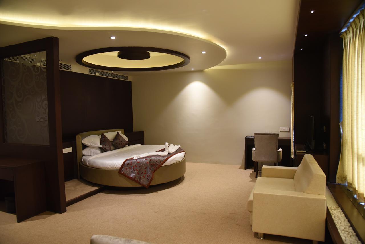 Viz Park Hotel Anand Exterior photo