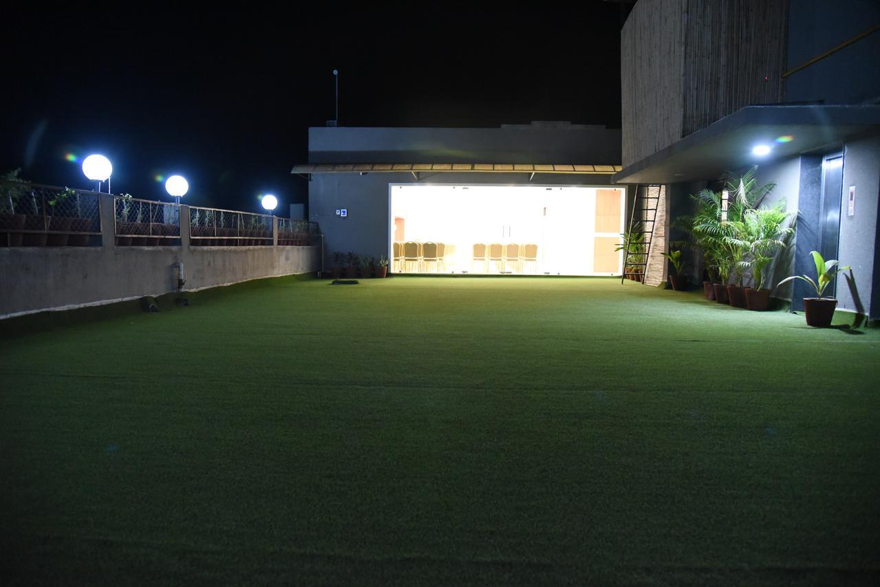 Viz Park Hotel Anand Exterior photo