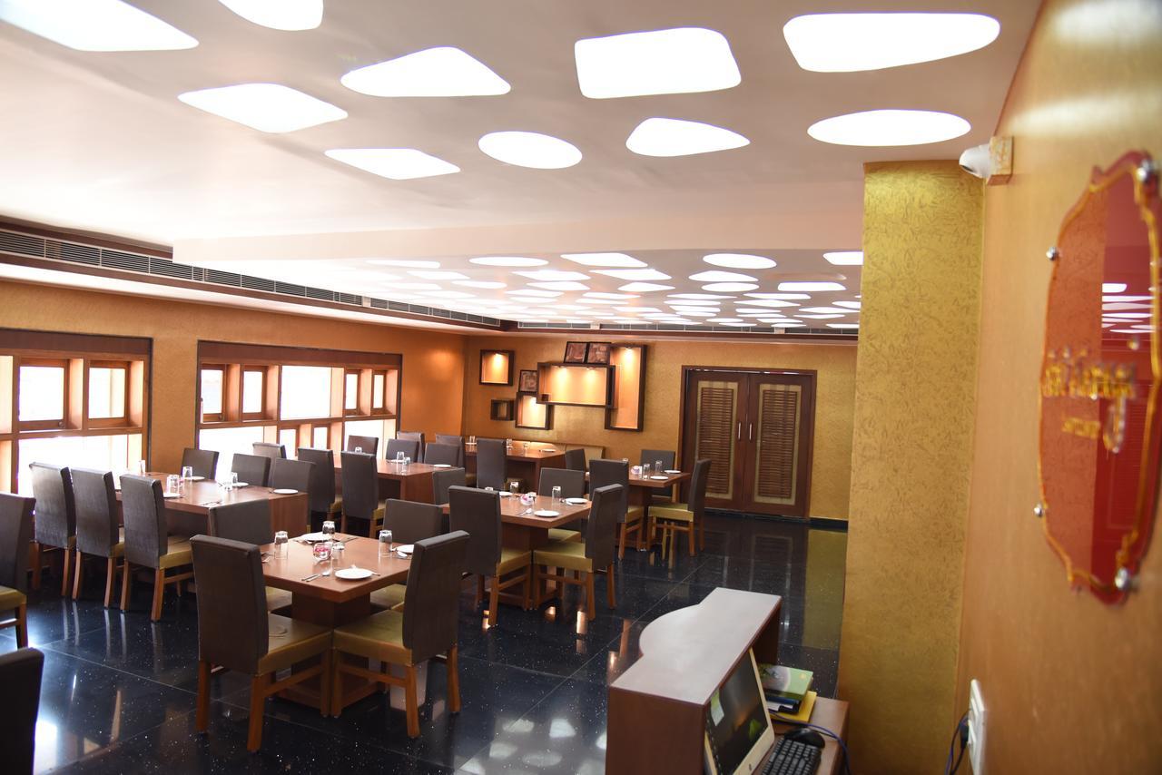 Viz Park Hotel Anand Exterior photo