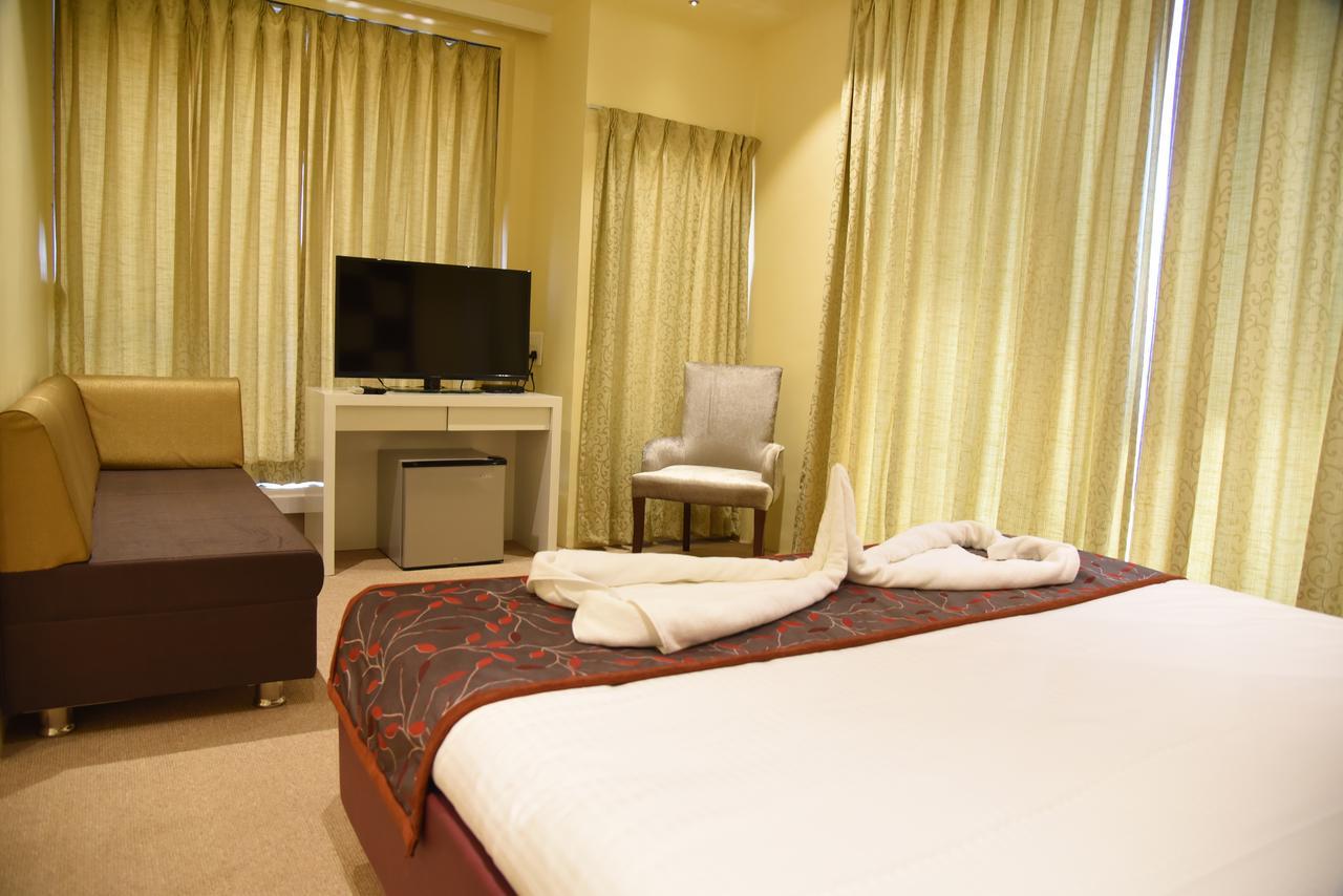 Viz Park Hotel Anand Exterior photo