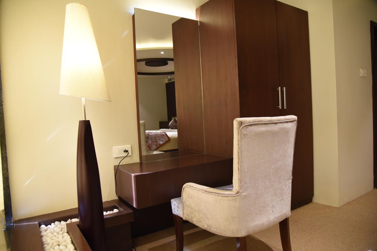 Viz Park Hotel Anand Exterior photo