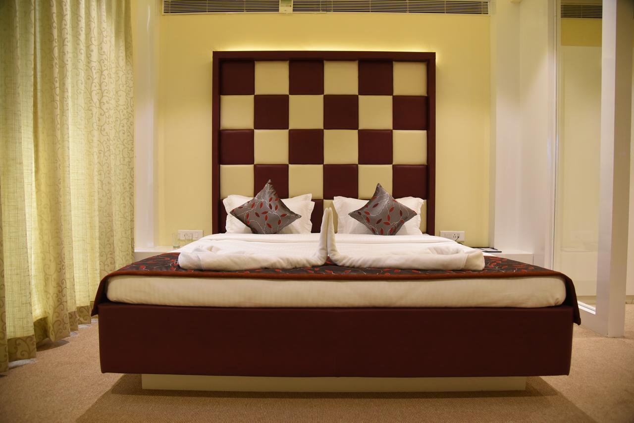 Viz Park Hotel Anand Exterior photo