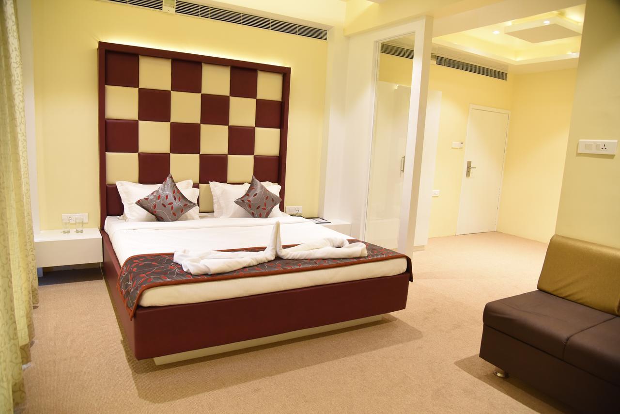 Viz Park Hotel Anand Exterior photo