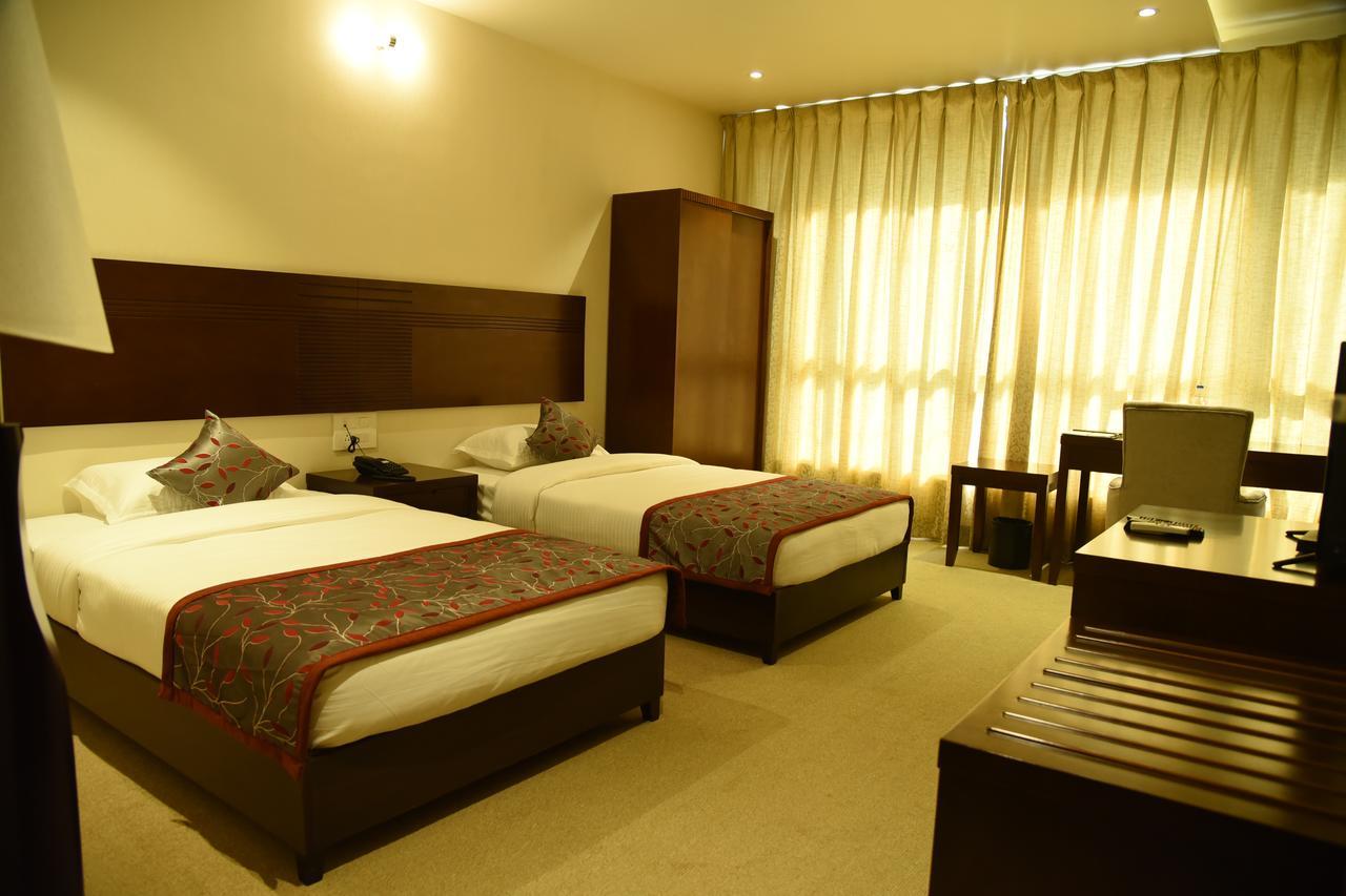 Viz Park Hotel Anand Exterior photo