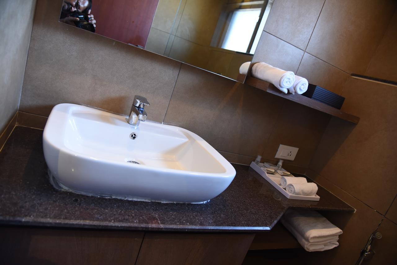 Viz Park Hotel Anand Exterior photo