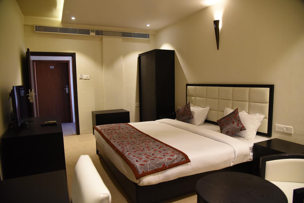 Viz Park Hotel Anand Exterior photo