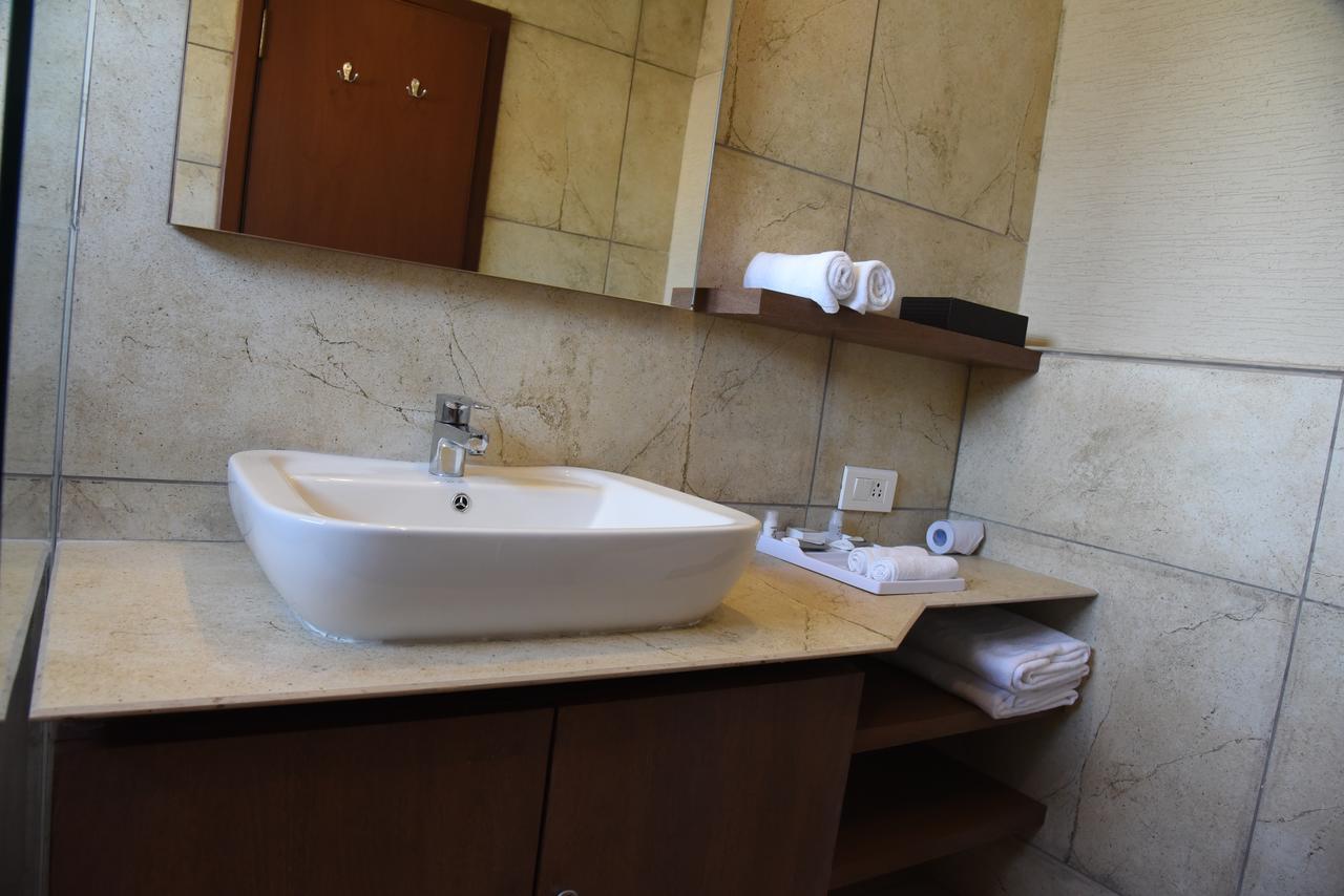 Viz Park Hotel Anand Exterior photo