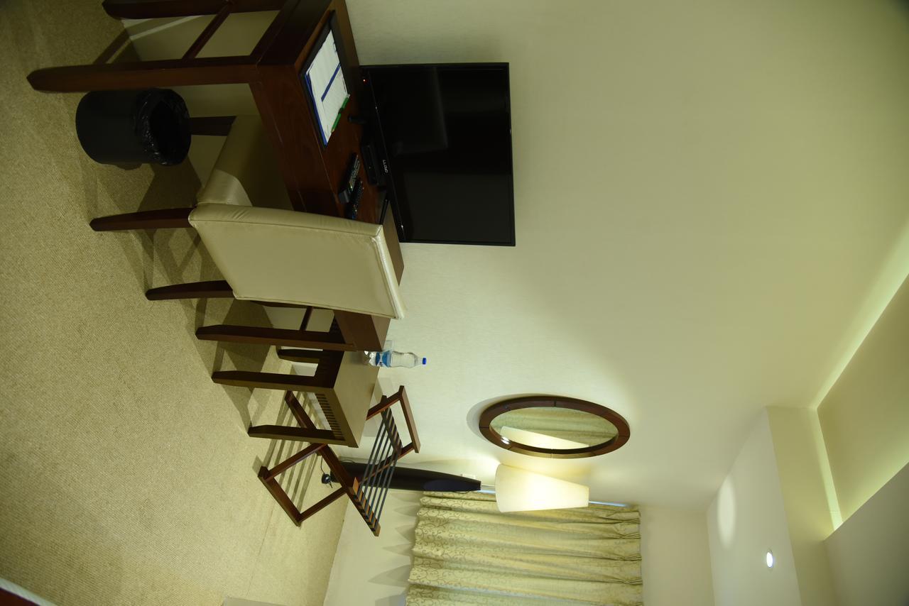 Viz Park Hotel Anand Exterior photo