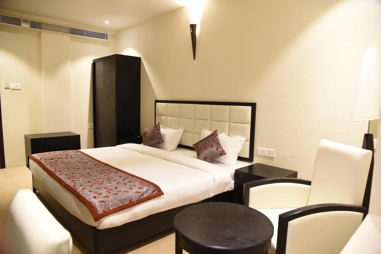Viz Park Hotel Anand Exterior photo