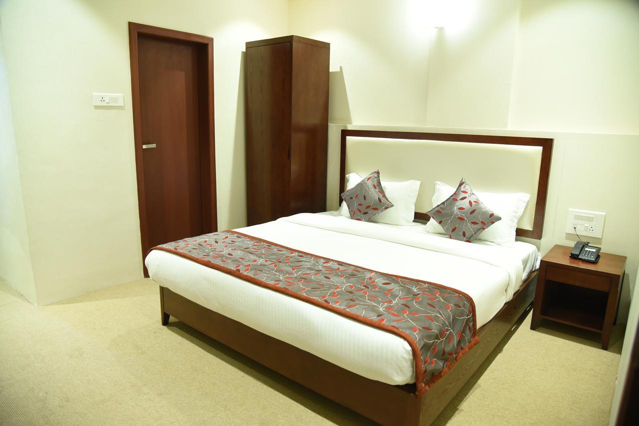Viz Park Hotel Anand Exterior photo