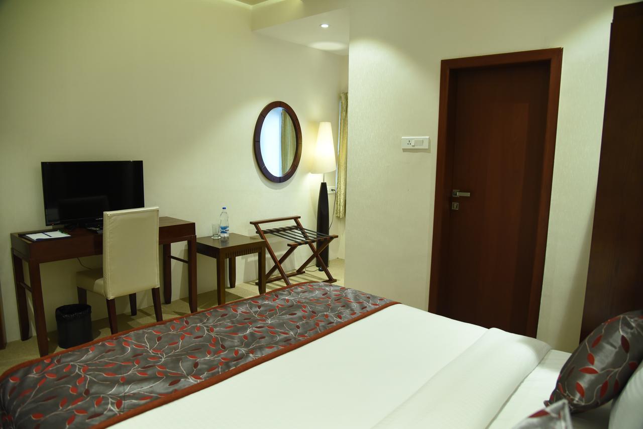 Viz Park Hotel Anand Exterior photo