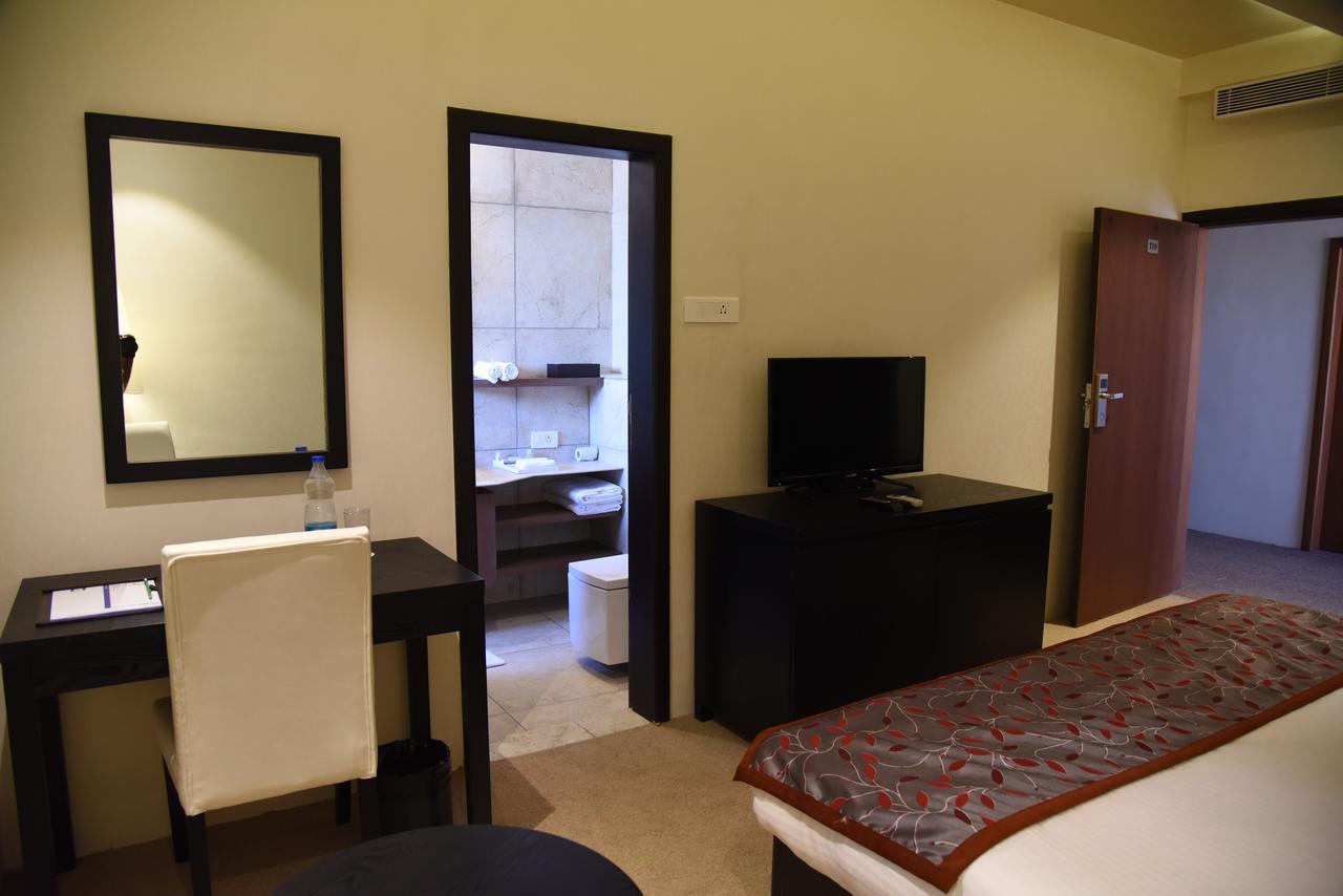 Viz Park Hotel Anand Exterior photo