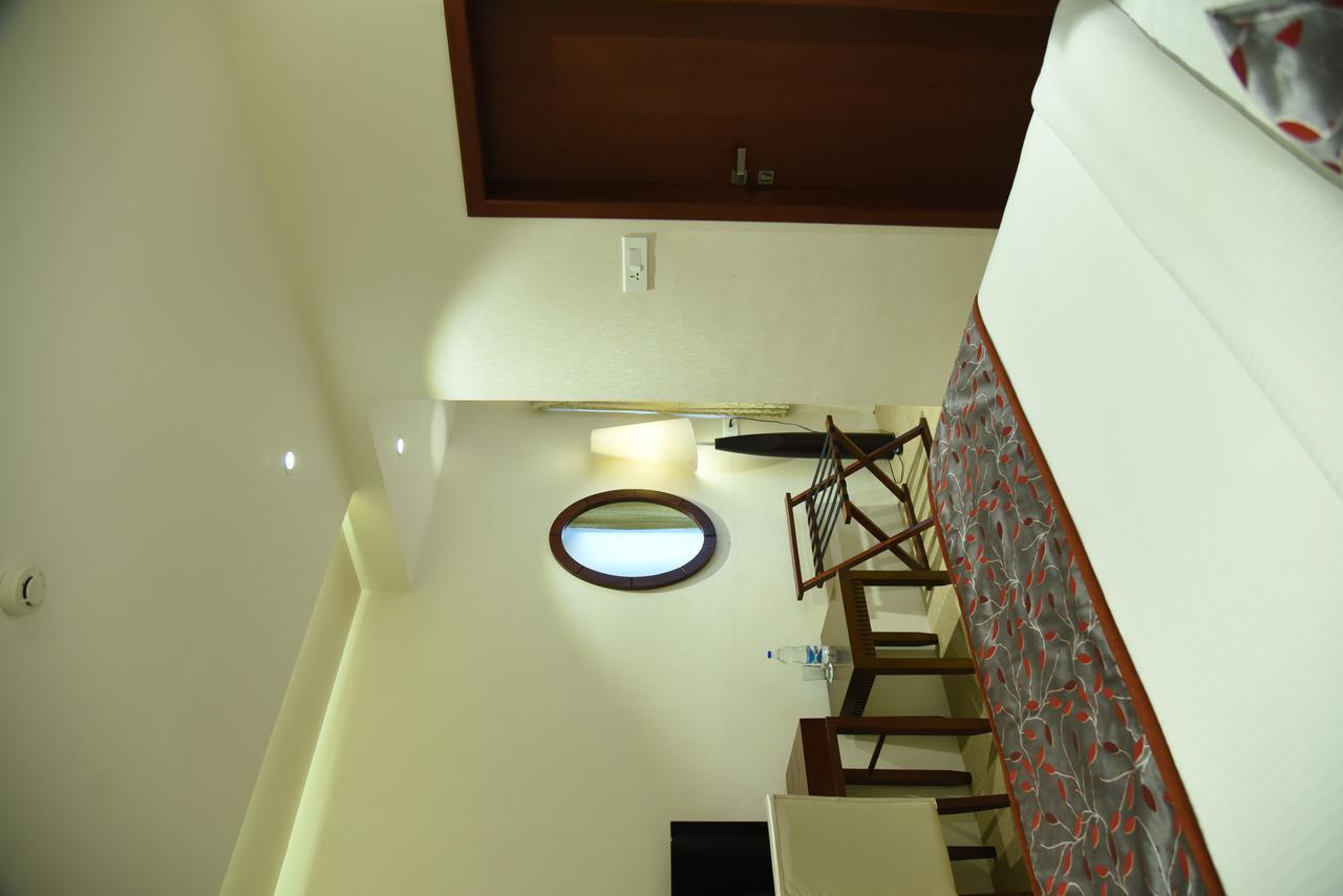Viz Park Hotel Anand Exterior photo